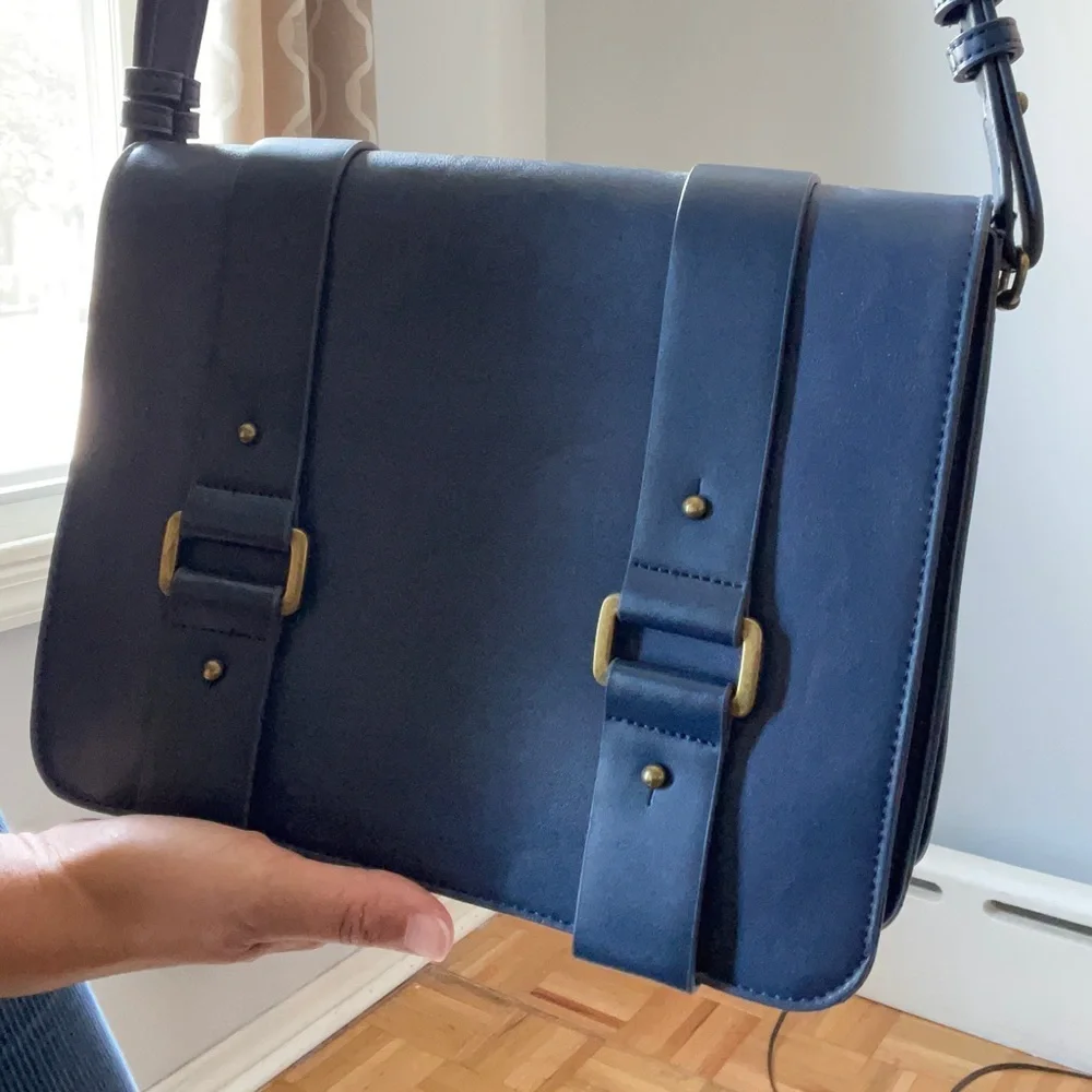 Classic Academia Minimalist Navy Capsule Scandi Messenger Bag